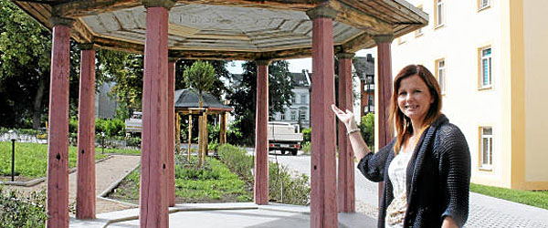 Carolin Prüfer vor einem der beiden Pavillons im Till‘yschen Garten, der bis auf die fehlende Deckenfarbe fast fertig restauriert ist. Foto: Christiane Kneisel